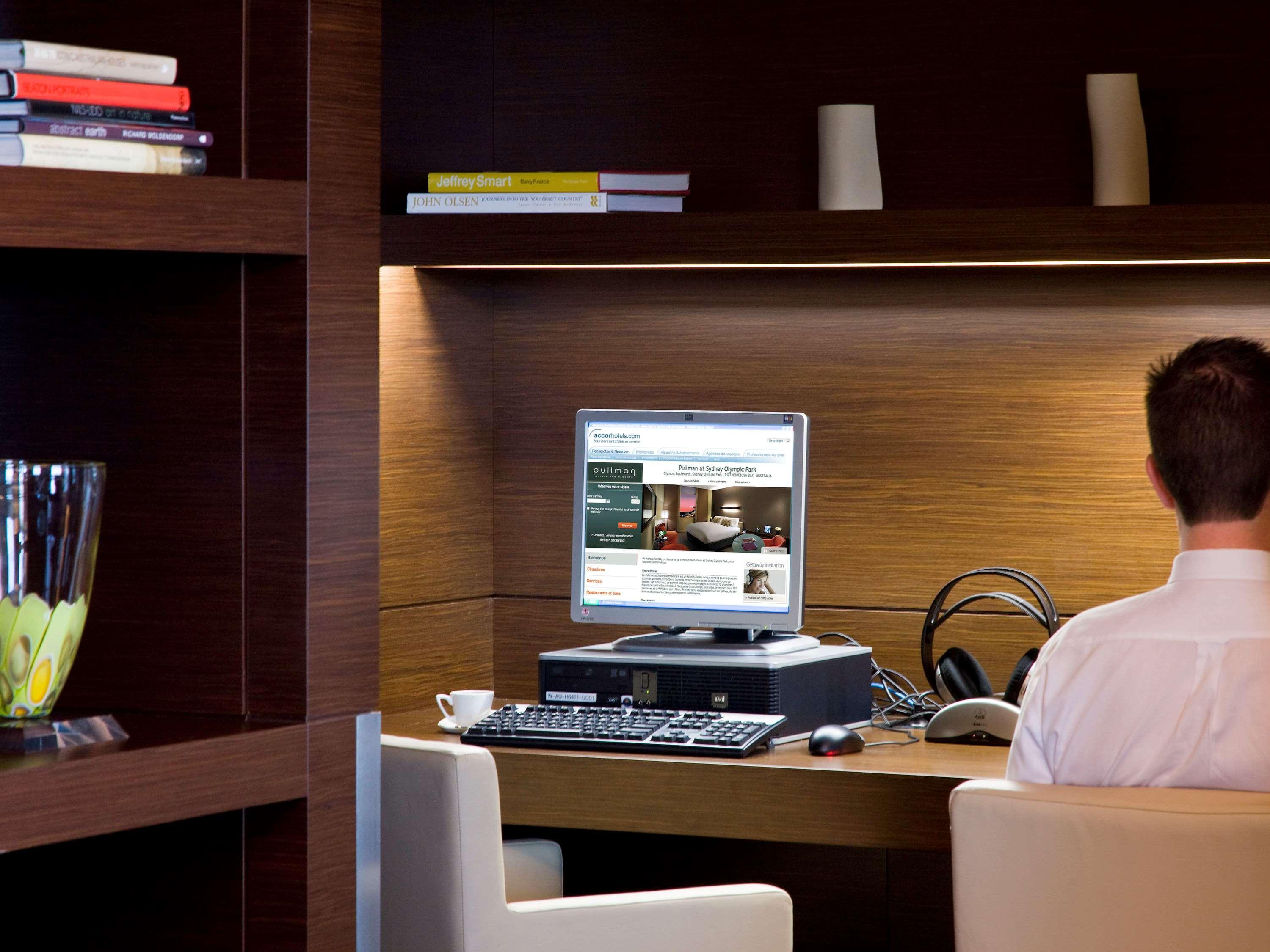 Pullman Sydney Olympic Park Hotel Exterior photo A man using a computer
